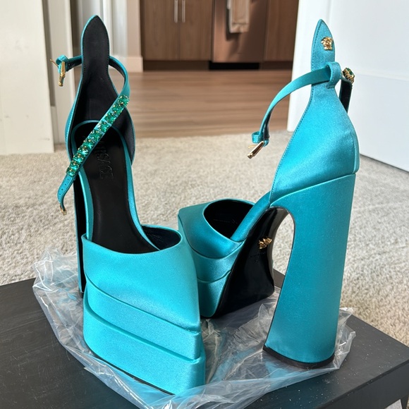 SOLD ✨ Versace Blue Medusa Aevitas Satin Platform Point Toe Pumps Size 38 - Picture 6 of 10
